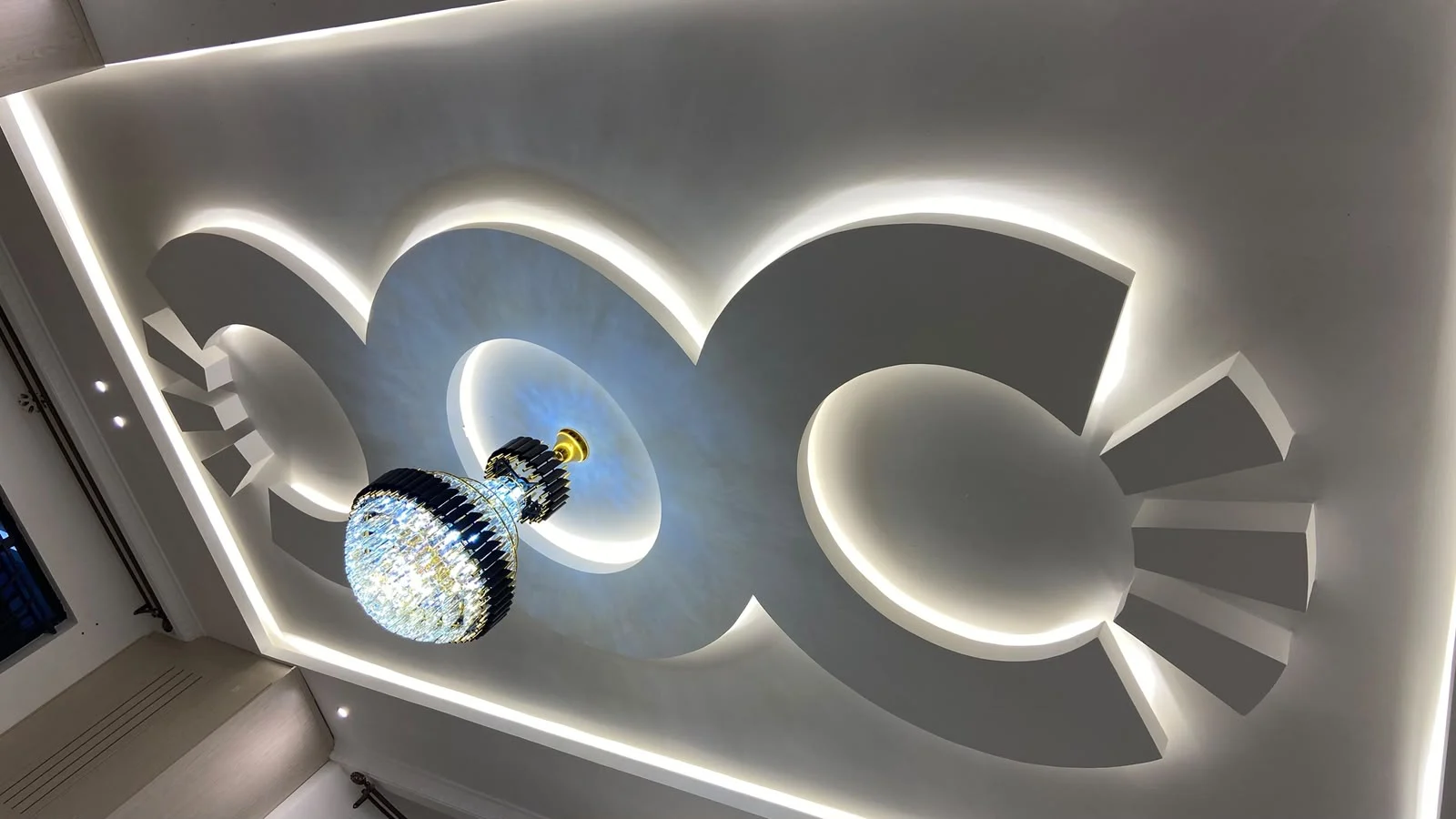 Installed decorative ceiling lights and recessed electrical lighting